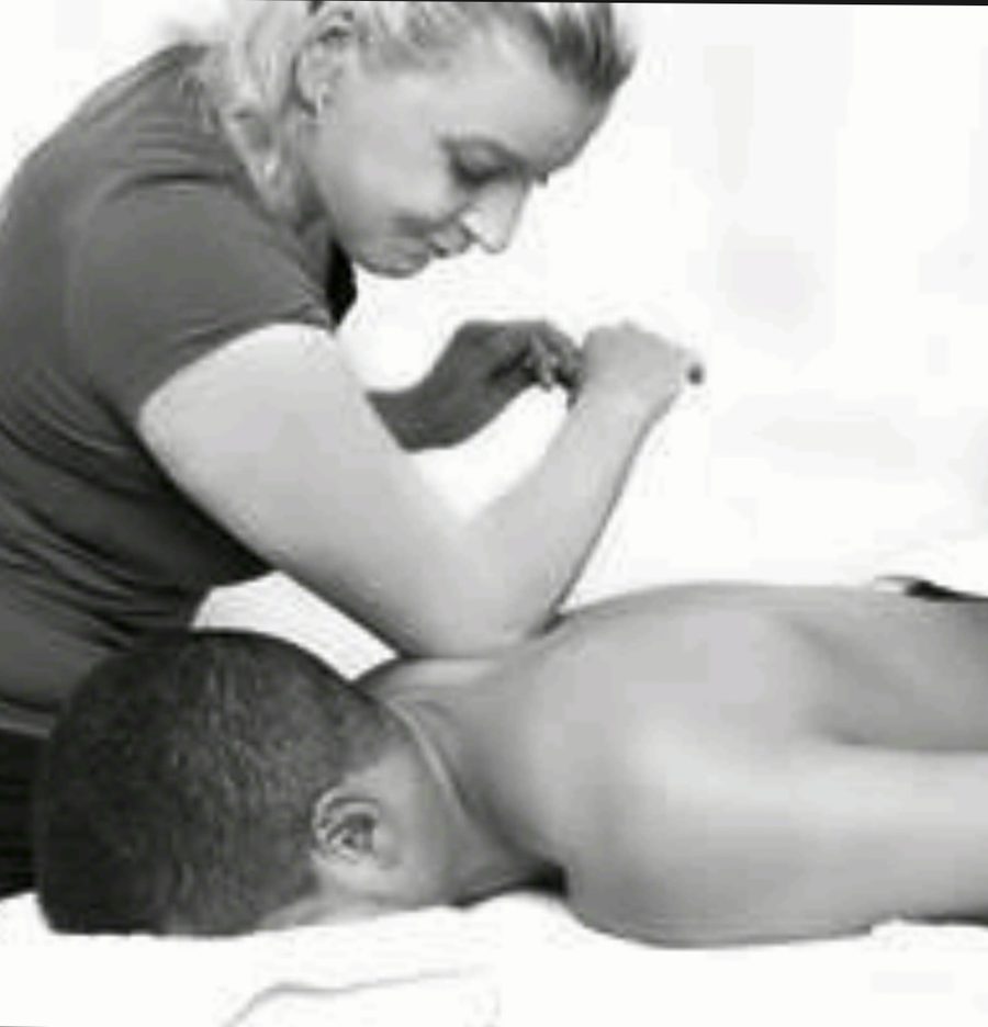 Massagetherapeut Lotte aan het werk tijdens een massage