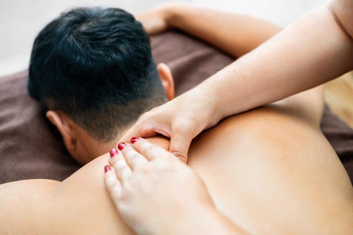 Lotte geeft een stevige rugmassage tijdens een sportmassage bij Wellness aan Zee